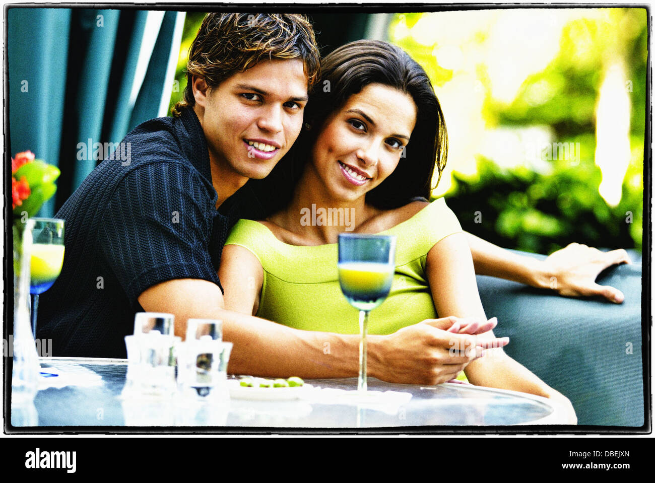 Hispanic couple having lunch together - Image de stock capturée avec un smartphone