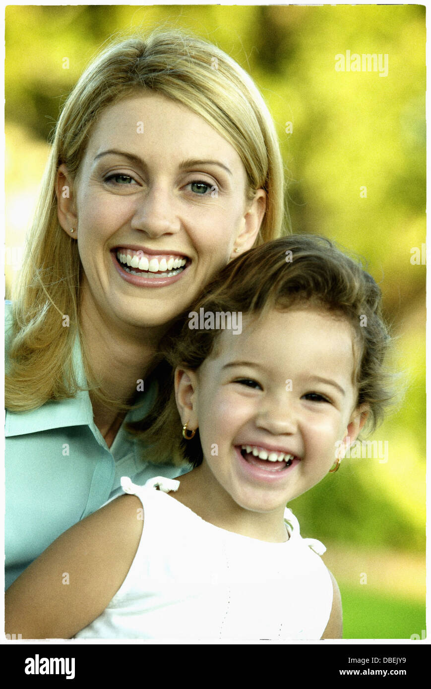 Hispanic mother and daughter smiling outdoors - Image de stock capturée avec un smartphone