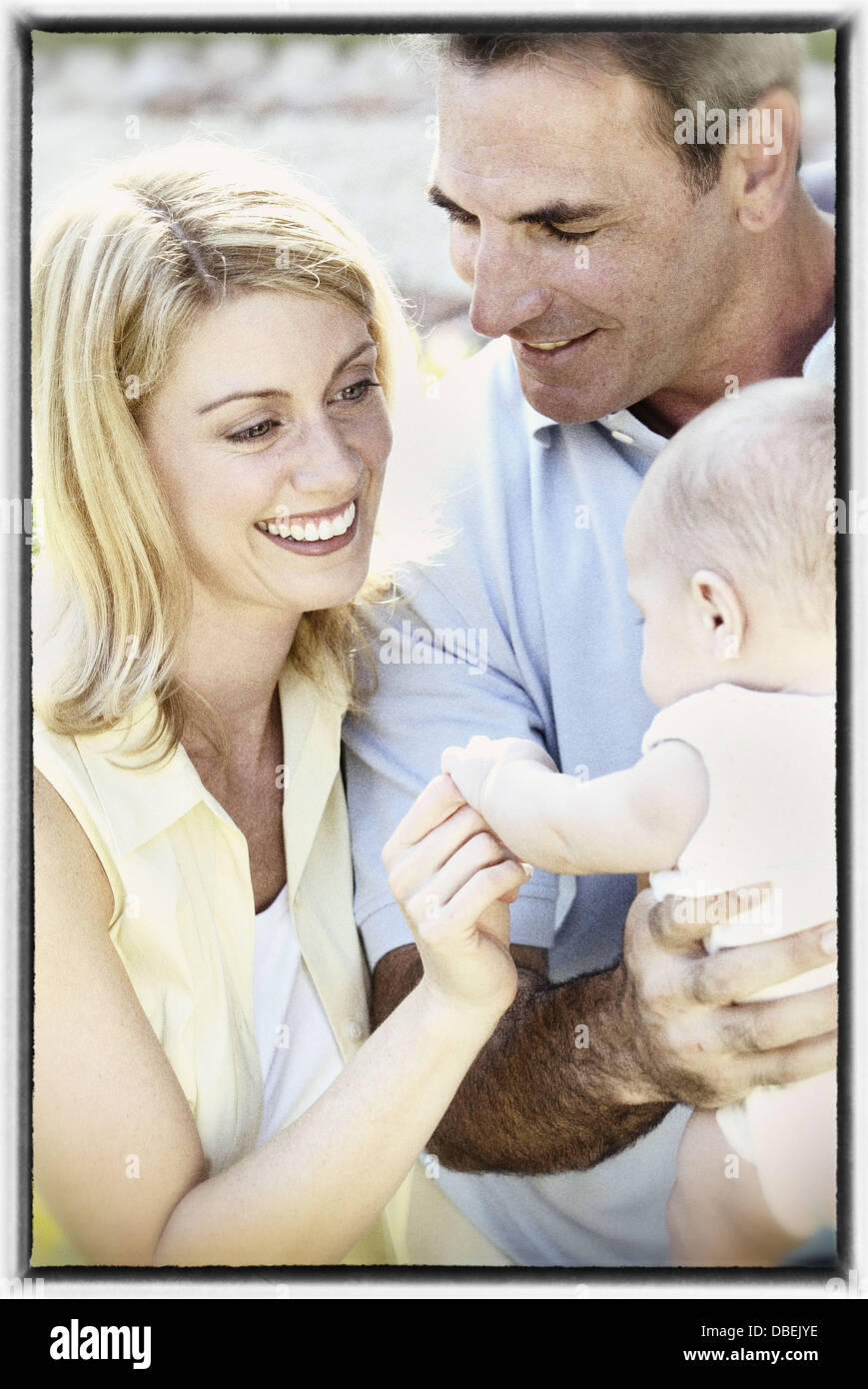 Père et mère hispanique holding baby - Image de stock capturée avec un smartphone