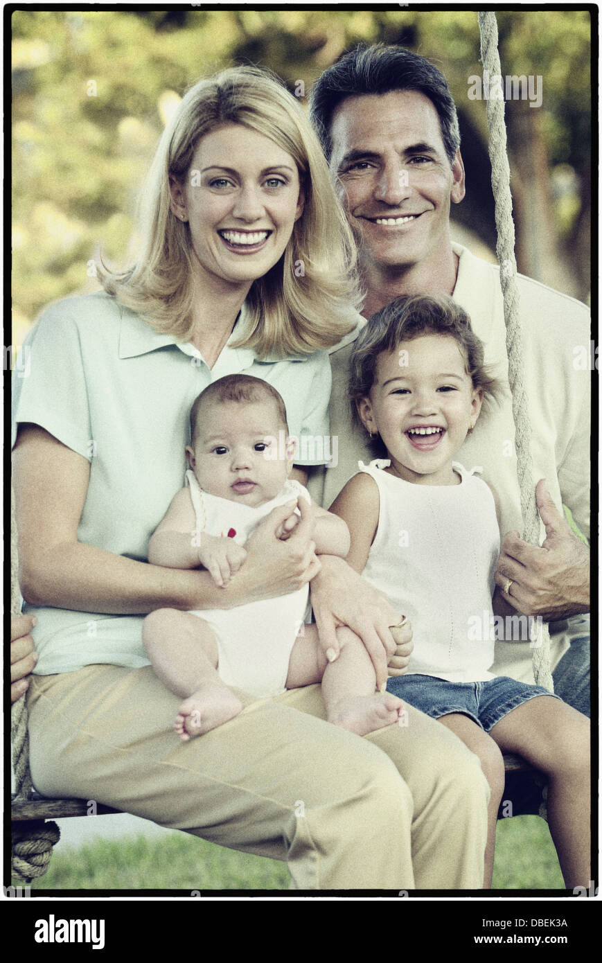 Hispanic family sitting on tree swing ensemble - Image de stock capturée avec un smartphone