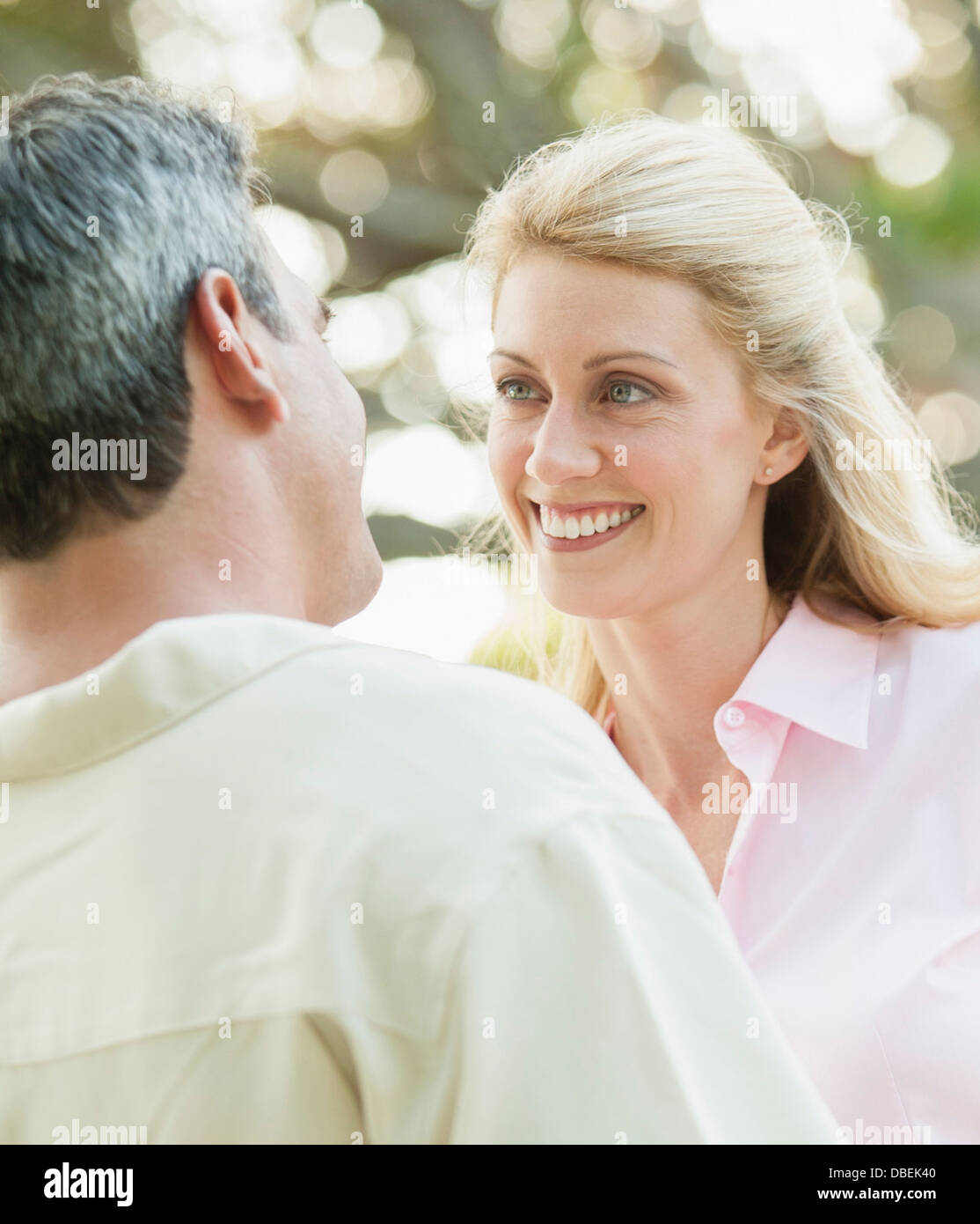 Smiling couple standing outdoors - Image de stock capturée avec un smartphone
