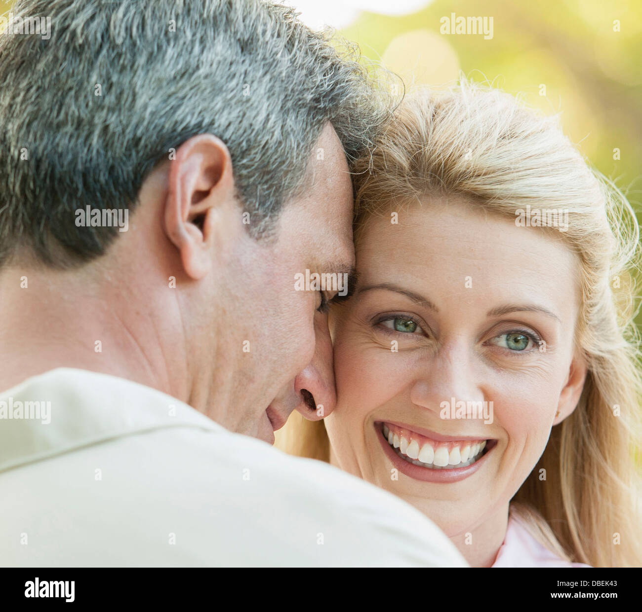 Smiling couple hugging outdoors - Image de stock capturée avec un smartphone