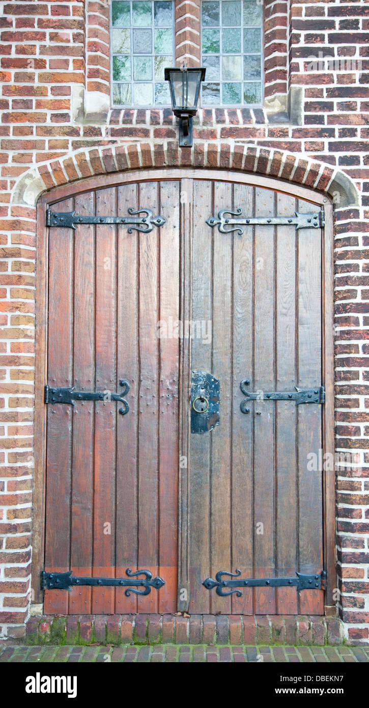 Vieille porte en bois avec vieille lanterne et de briques Banque D'Images