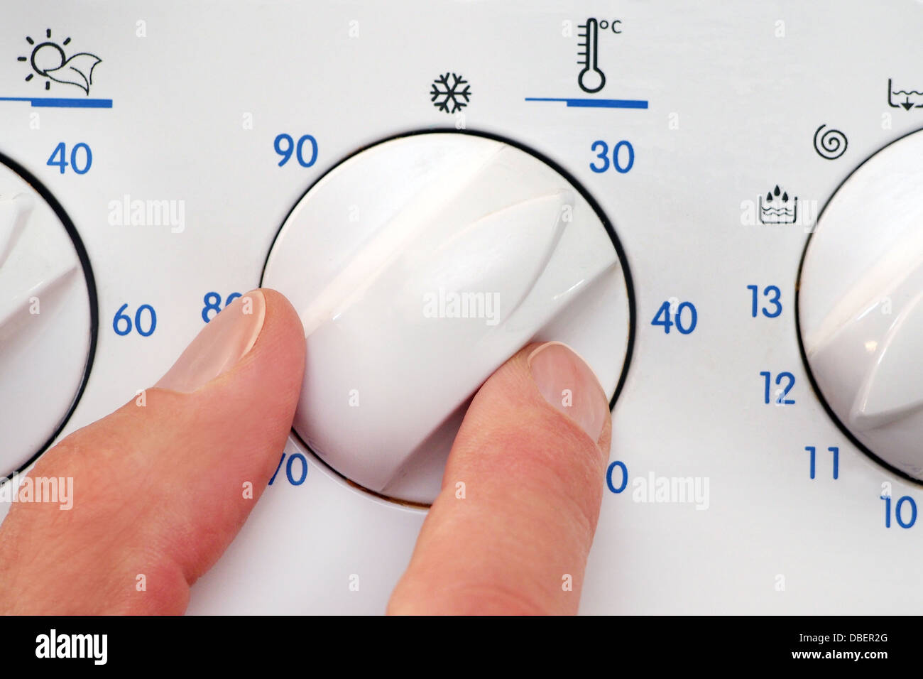 Réglage de la température de la personne d'un lave-linge Photo Stock - Alamy