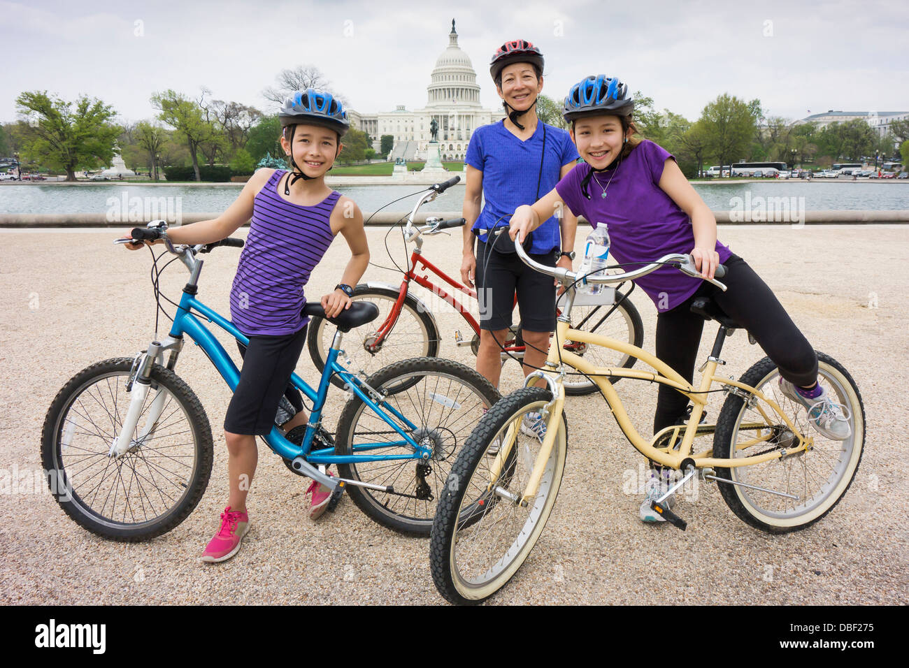 La mère et les filles la bicyclette par Capitol Building, District of Columbia, United States Banque D'Images