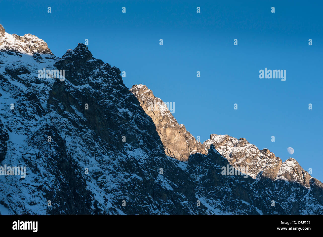 Lever de soleil en montagne soirée d'hiver Banque D'Images