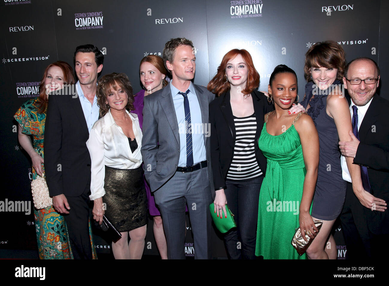 Katie Finneran, Aaron Lazar, Patti LuPone, Jennifer Laura Thompson, Neil Patrick Harris, Christina Hendricks, Anika Noni Rose, Chryssie Whitehead et Lonny : Film première de l'Orchestre philharmonique de New York production de 'Stephen Sondheim Company" Banque D'Images