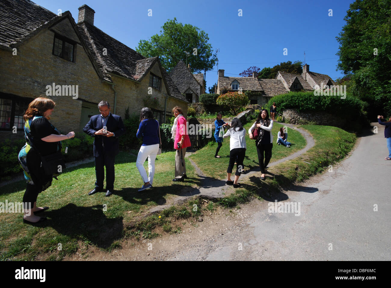 Les touristes à Arlington Row, Row emblématique du 17ème siècle Cotswolds chalets dans Bibury, Royaume-Uni Banque D'Images