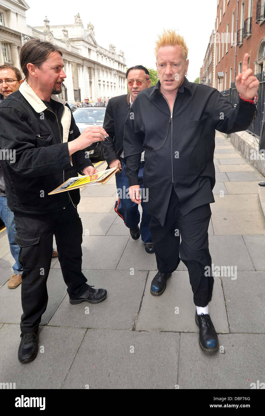 John Lydon ignorés fans comme il a quitté l'hôtel Merrion, avant de changer d'avis et s'arrêter pour signer des autographes Dublin, Irlande - 09.06.11 Banque D'Images