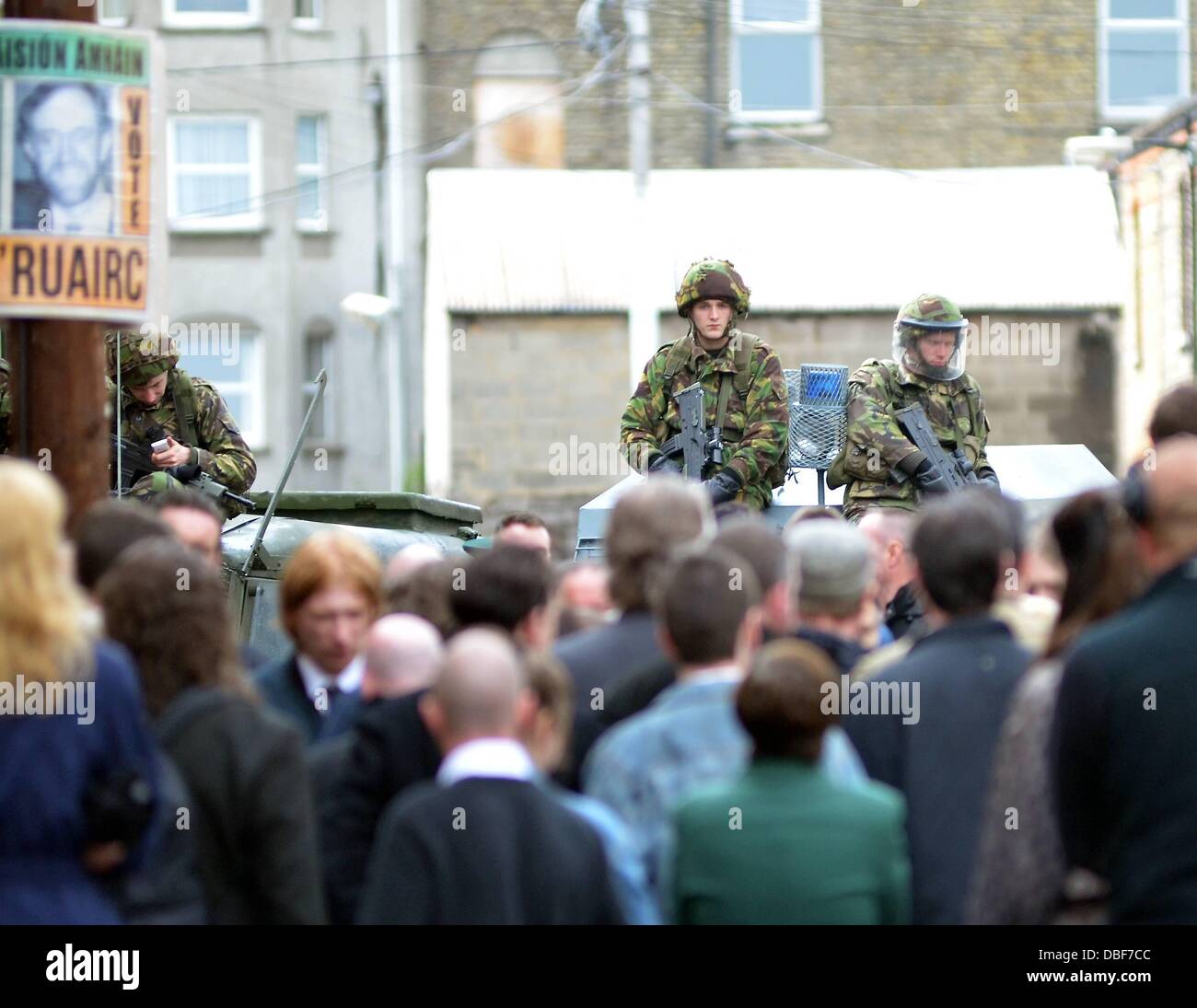 L'atmosphère de nouveaux acteurs film irlandais 'Shadow Dancer' (Aidan Gillen, Donald Mormaer Gleeson, Michael McElhatton & autres) vu sur l'ensemble où la ville de Dublin a été faite pour ressembler à Belfast durant les troubles jusqu'à ce que la pluie s'est arrêté de jouer ! Dublin, Irlande - 09.06.11. Banque D'Images