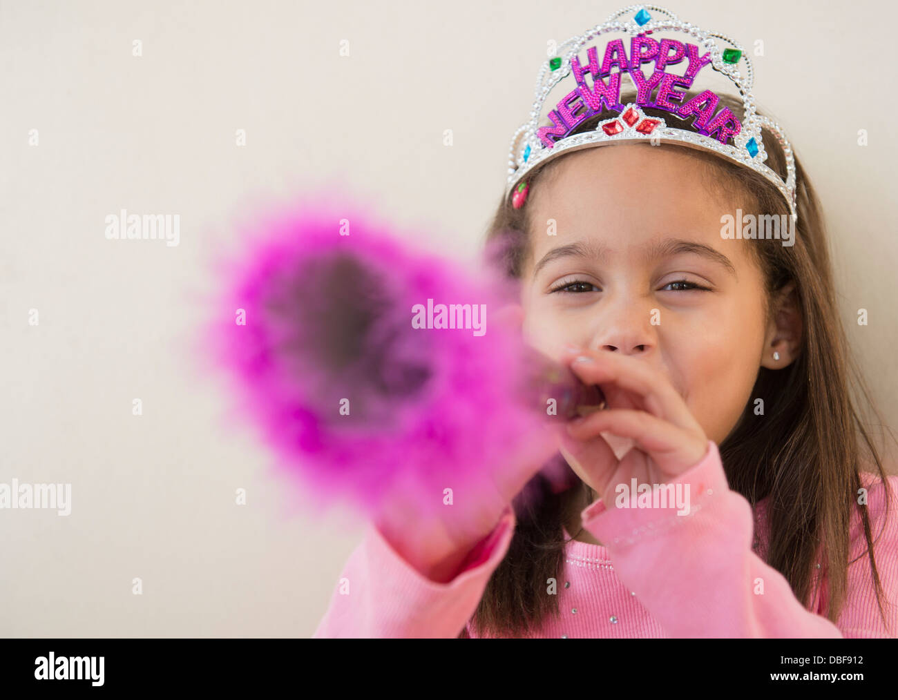 Fille hispanique à l'aide de générateur de bruits à nouveau parti des années Banque D'Images
