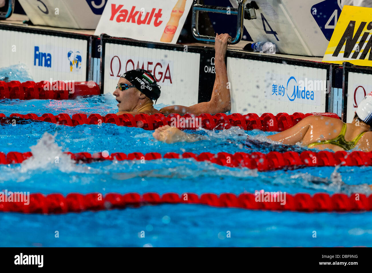 Barcelone, Espagne. 29 Juillet 2013 : la Hongrie's Katinka Hosszu vérifie le résultat de sélection après le 200 m quatre nages à la 15e finale des Championnats du Monde FINA à Barcelone. Credit : matthi/Alamy Live News Banque D'Images