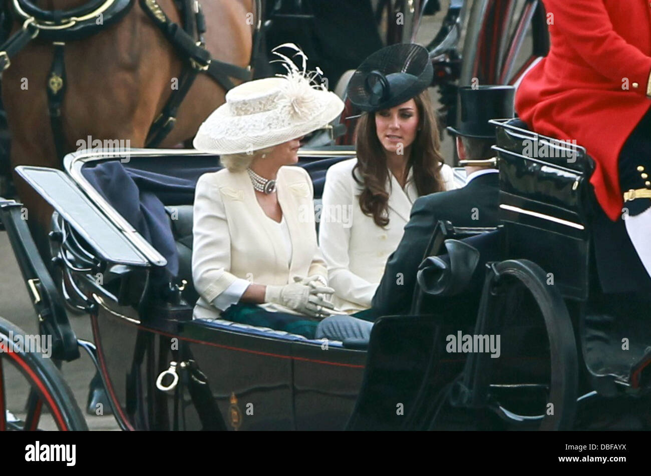 Camilla, Duches de Cornwall et Catherine Middleton, duchesse de Cambridge Parade la couleur pour célébrer l'anniversaire officiel de la Reine qui a eu lieu au centre commercial de Londres, Angleterre - 11.06.11 Banque D'Images