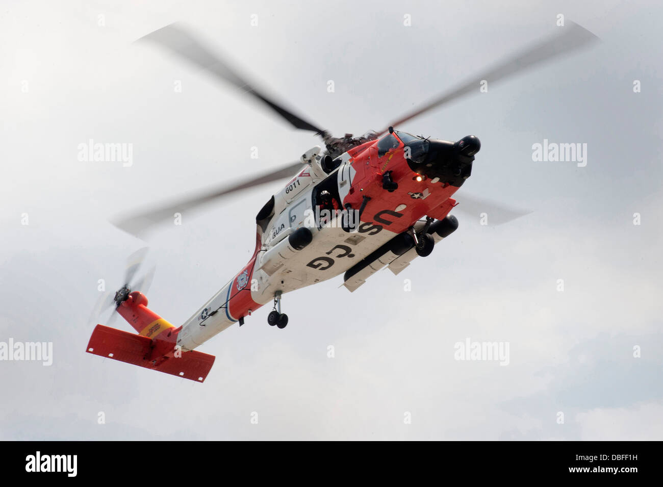 Jayhawk MH-60 de la Garde côtière canadienne à partir de l'équipage d'hélicoptère privé San Diego se prépare à atterrir à la base de la Garde côtière de Los Angeles-Long Beach, Jun Banque D'Images