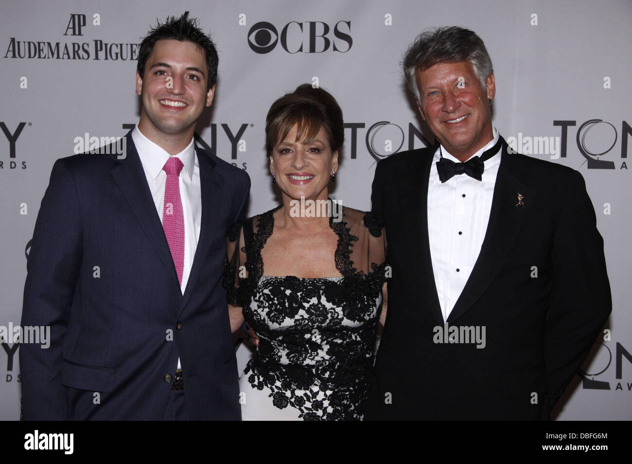 Joshua Johnston, Patti LuPone et Matthew Johnston Le 65e Tony Awards, qui a eu lieu à Beacon Theatre - Arrivées New York City, USA - 12.06.11 Banque D'Images