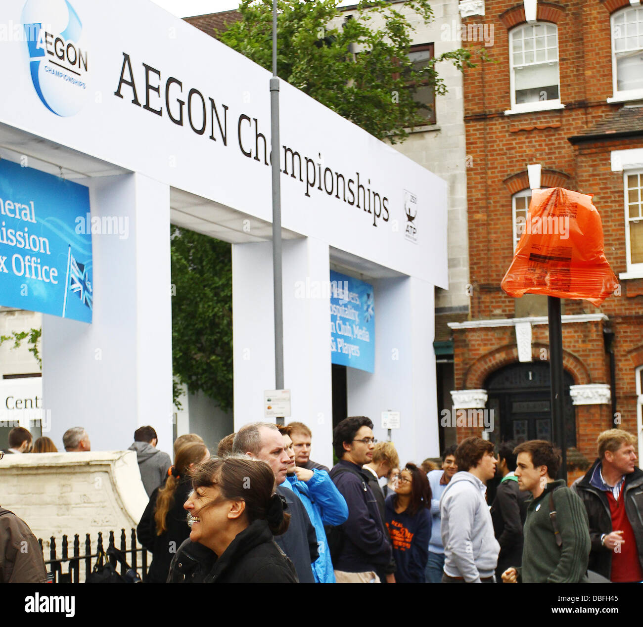En dehors de la file d'attente des fans de tennis club Queens pour £10 billets pour le final du championnat AEGON entre numéro un britannique Andy Murray et le français Jo-Wilfried Tsonga cinquième tête de Londres, Angleterre - 13.06.11 Banque D'Images