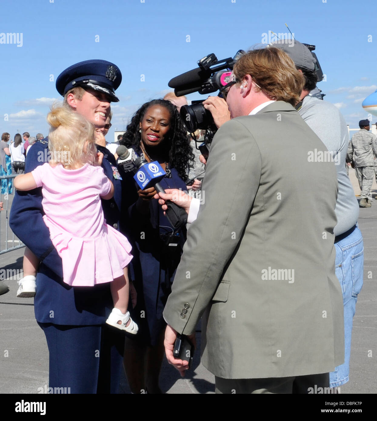 Le colonel Kristin Goodwin, 509e Bomb Wing vice commandant, partage ses idées sur la visite du Président Barack Obama à Whiteman Air Force Base, Mo., avec un journaliste de KMBC-9. Le président était sur le terrain dans le Missouri pour environ deux heures. Banque D'Images