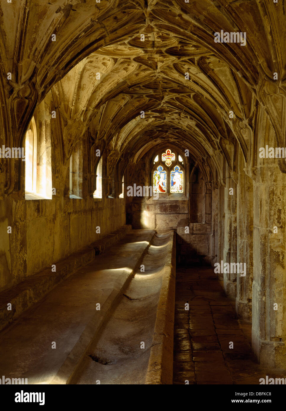 Le lavatorium (lavoir) dans le n de marche du grand cloître de la cathédrale de Gloucester, en Angleterre, l'ancienne abbaye bénédictine de Saint Pierre. Banque D'Images