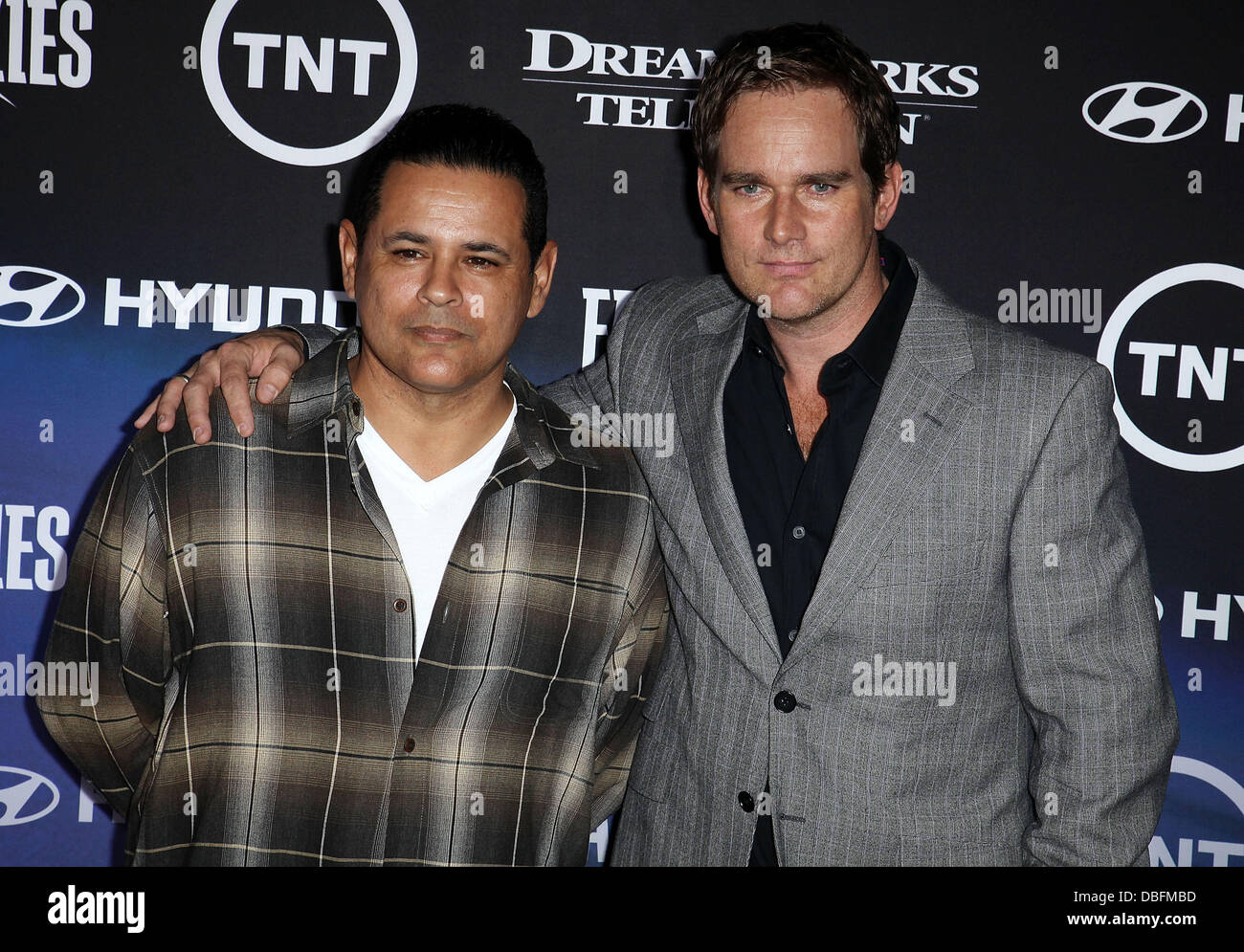 Raymond Cruz et Phillip P. Keene La premiere de TNT et Dreamworks' 'Falling Skies' - Arrivées West Hollywood, Californie - 13.06.11 Banque D'Images