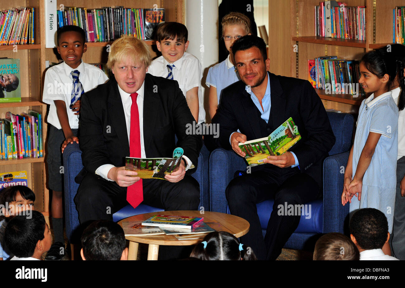 Boris Johnson et Peter Andre lancer un nouveau projet d'alphabétisation organisé par le National Literacy Trust à Bibliothèque Botwell Middlesex, Angleterre - 14.06.11 Banque D'Images