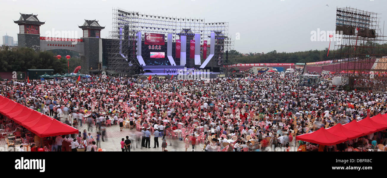 Dîner de Homard deux records du monde ont été brisés en Chine, et c'est grâce à du homard. Au début du mois (Nov11), dans la plus grande place de la Chine dans Xuyu, Province de Jiangsu, un grand dîner de homard a eu lieu. D'ici la fin de la fête, plus de Banque D'Images