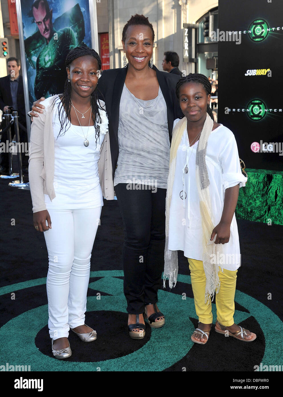 Marianne Jean-Baptiste avec sa fille Pascale et un ami Los Angeles Premiere  de Warner Bros Pictures le 'Green Lantern', tenue à l'Grauman's Chinese  Theatre de Los Angeles, Californie - 15.06.11 Photo Stock -