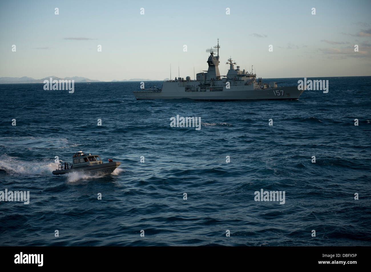 Les marins affectés à landing ship dock USS Germantown (LSD 42) retour d'une visite de la frégate de la Marine royale australienne HMAS Perth (FFH 157). Germantown est en patrouille avec le groupe expéditionnaire Bonhomme Richard et, avec l'entrepris 31e MEU, est curre Banque D'Images