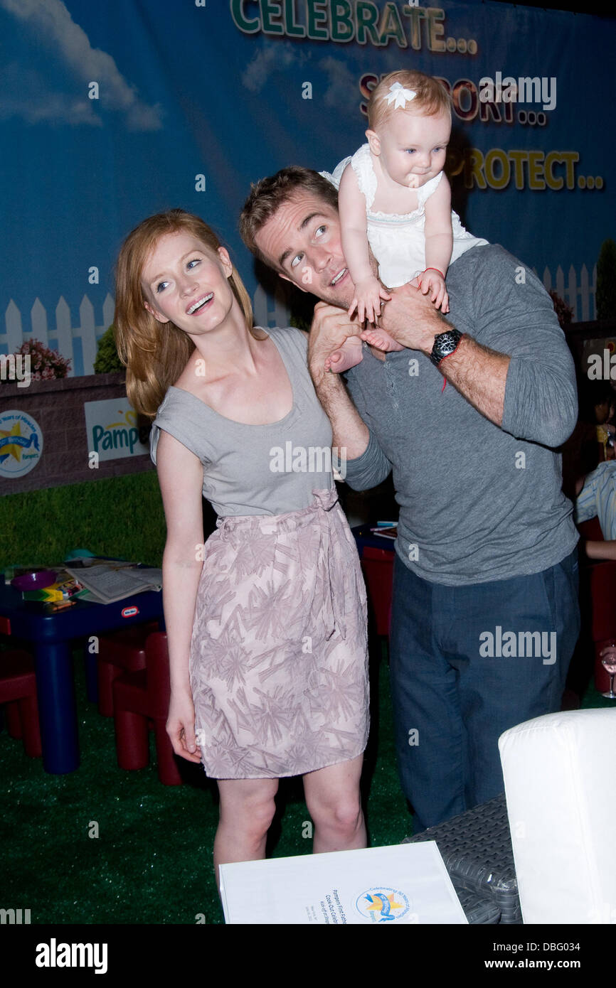 James Van Der Beek , Kimberly Brook et sa fille Olivia Van Der Beek le Pampers 50e anniversaire de la ville de New York, USA - 16.06.11 Banque D'Images