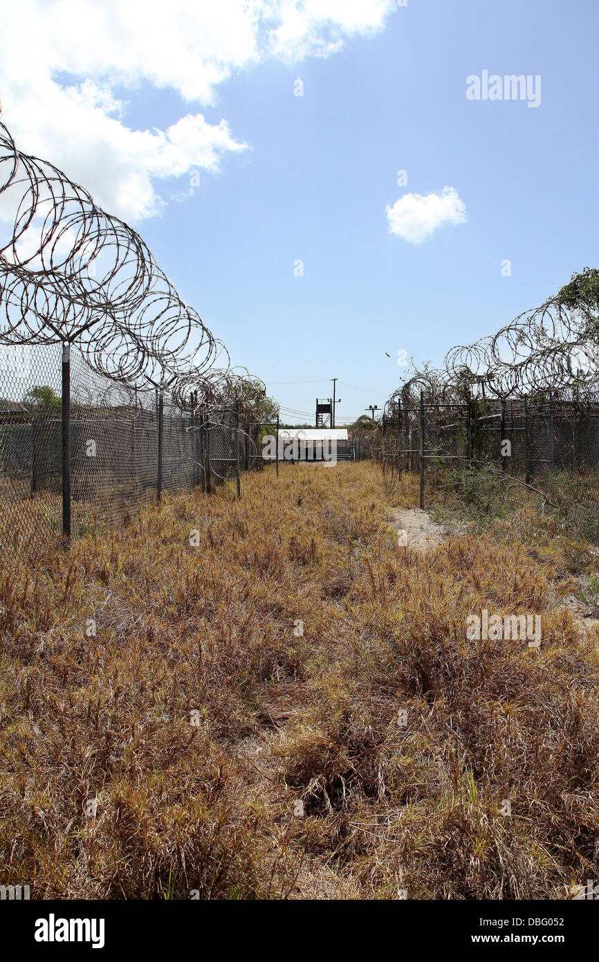 Une surcroissance de buissons et les mauvaises herbes, c'est ce qui reste du Camp X-Ray aujourd'hui, mais en 2002, il a été établi comme un camp de détention temporaire pour les détenus. Encore debout aujourd'hui est un rappel de l'histoire de Guantanamo Bay, agissant comme un site historique. Banque D'Images