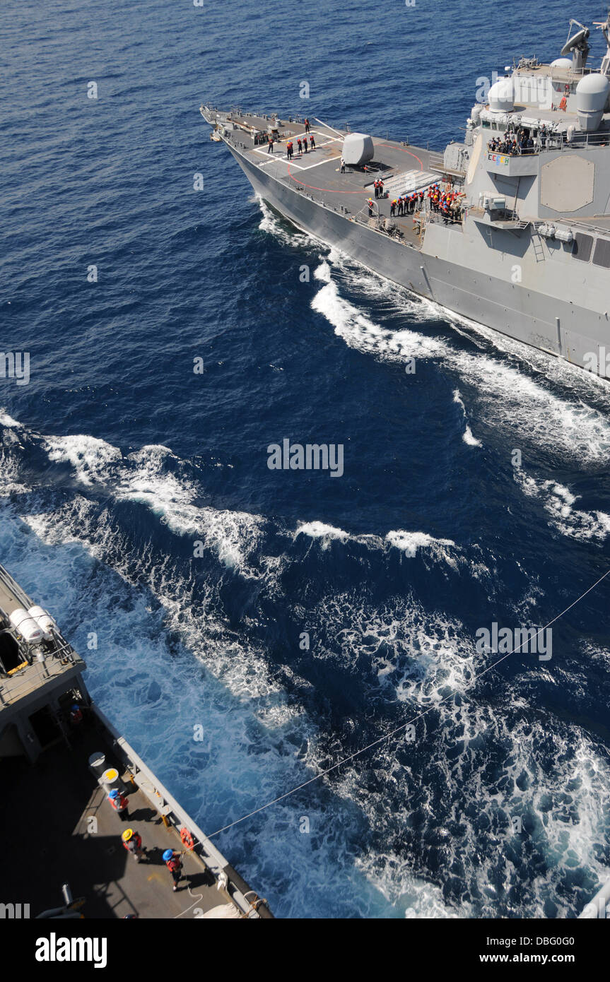 Les marins à bord de missiles de l'USS Fitzgerald (DDG 62) se préparer à recevoir du carburant et de la marchandise de la Lewis et Clark- Banque D'Images