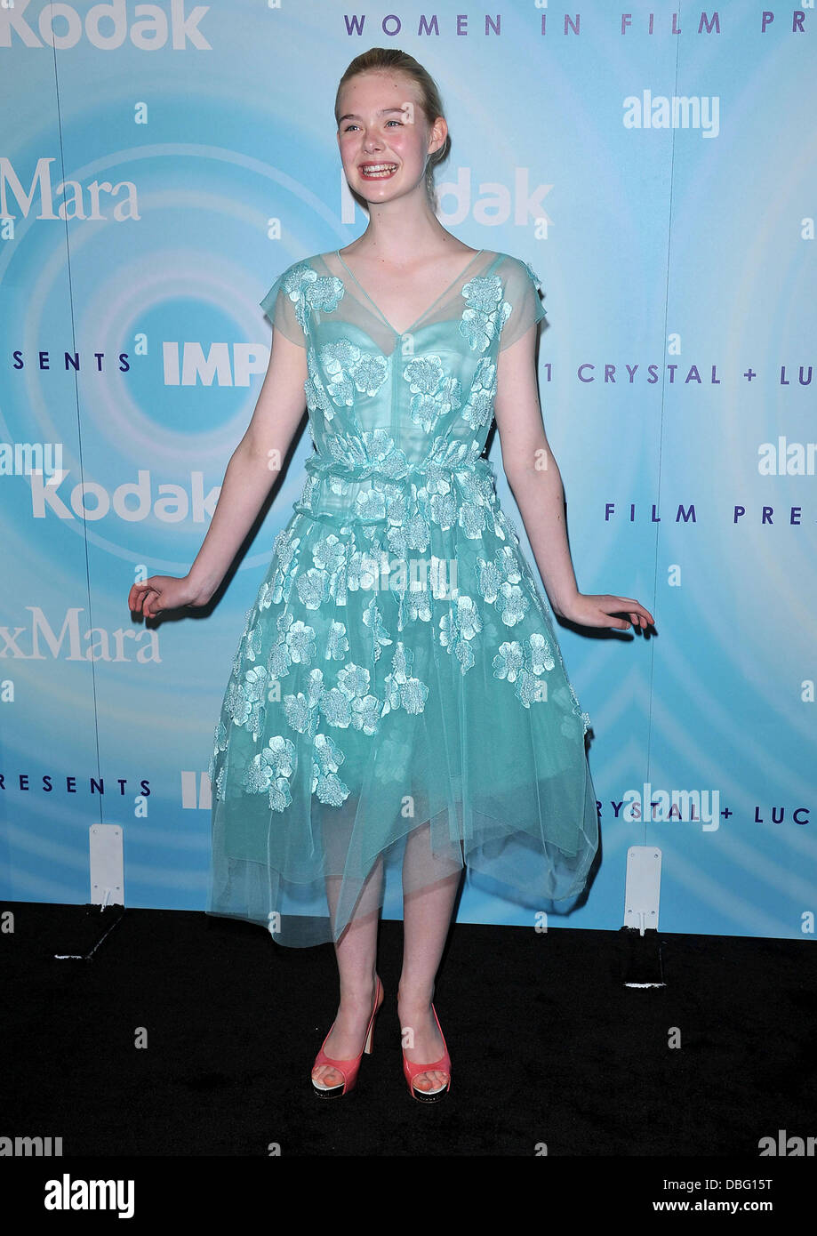 Elle Fanning au 2011 Women in Film Crystal  + Lucy Awards au Beverly Hilton Hotel. Los Angeles, Californie - 16.06.11 Banque D'Images