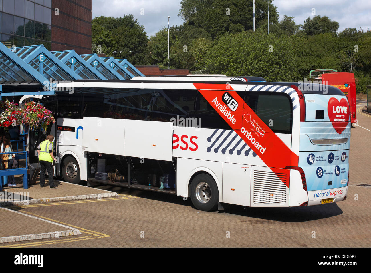 Personnes chargeant des bagages dans un bus Banque de photographies et  d'images à haute résolution - Alamy