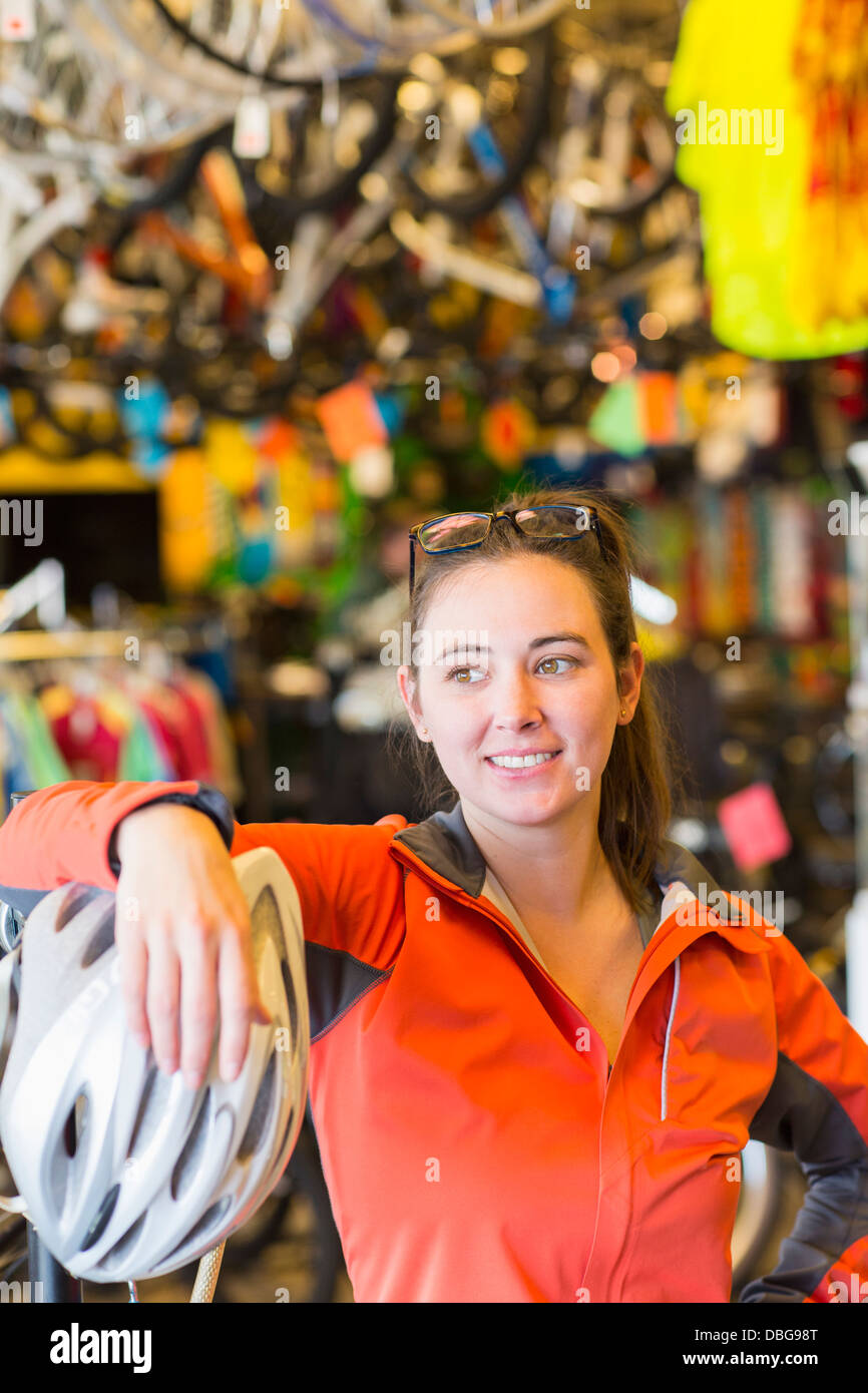 Caucasian woman standing in Bicycle shop Banque D'Images