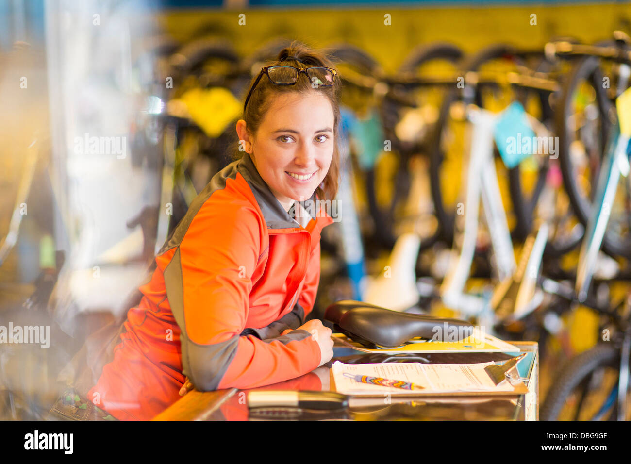 Caucasian woman smiling in Bicycle shop Banque D'Images