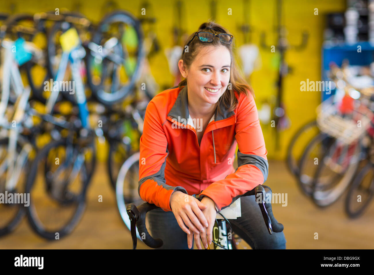 Caucasian woman sitting in Bicycle shop Banque D'Images