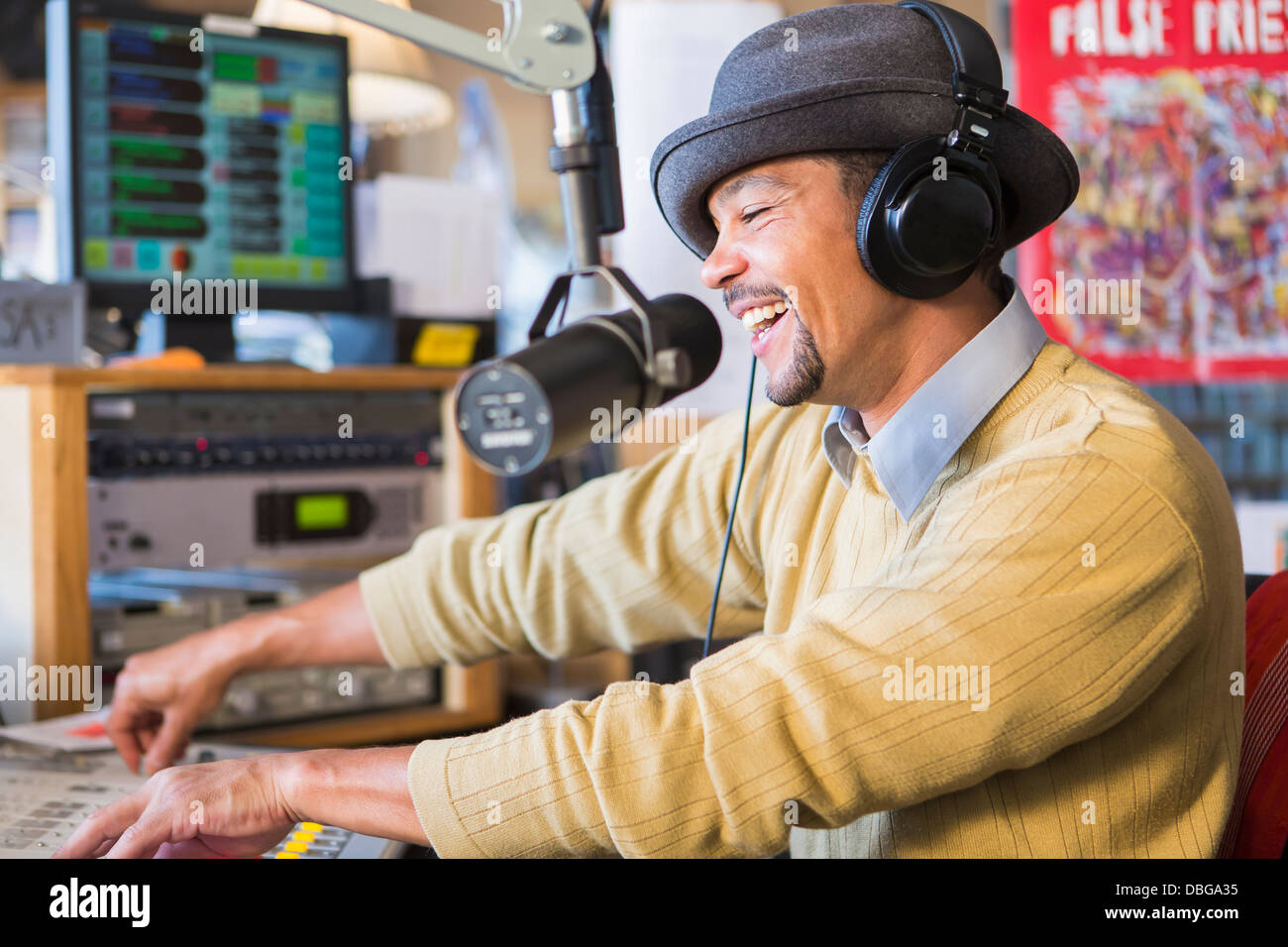 Mixed Race disc-jockey à l'aide de studio en platine Banque D'Images