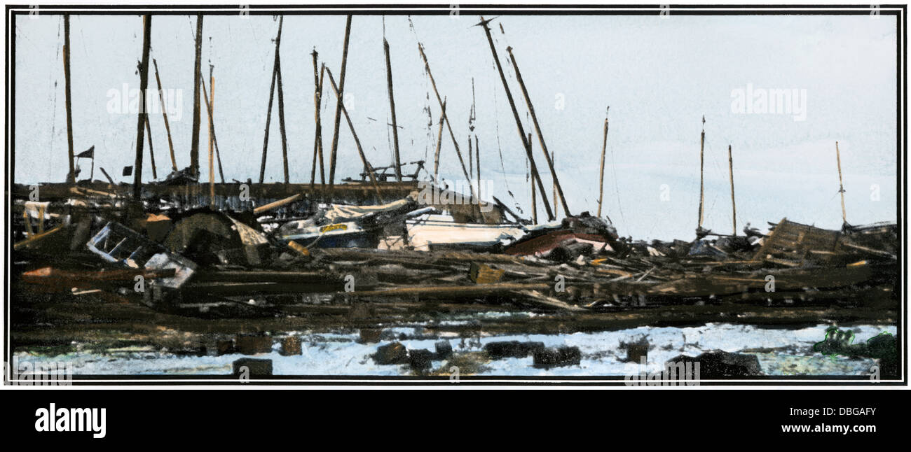 Bateaux d'Huître entassés à un quai après l'ouragan de Galveston de 1900. Demi-teinte à la main, reproduction d'une photographie Banque D'Images