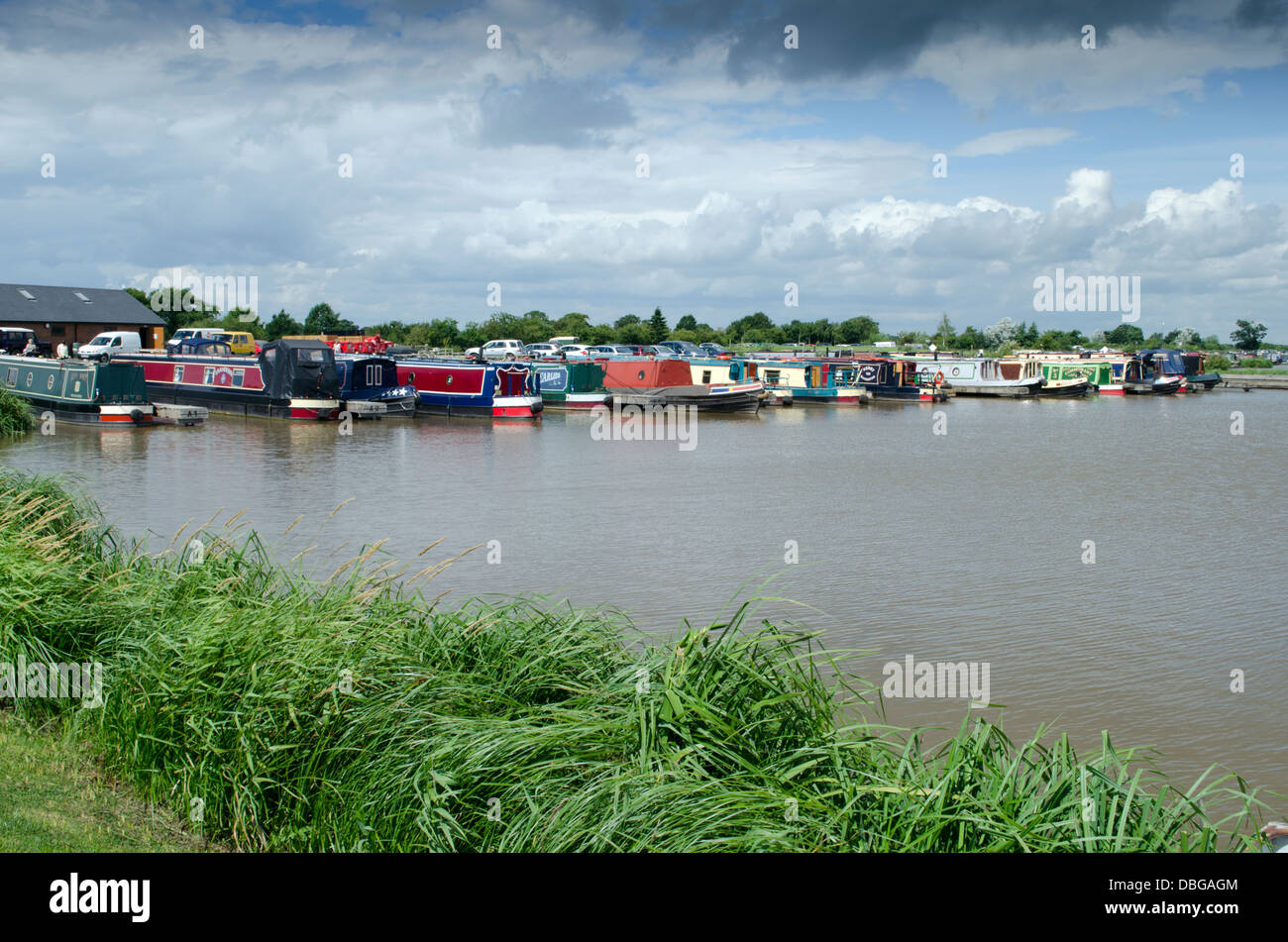 Canal amarré, bateaux étroits dans une marina Banque D'Images