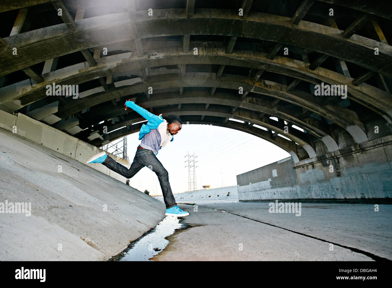 L'homme le break dance sous viaduc Banque D'Images