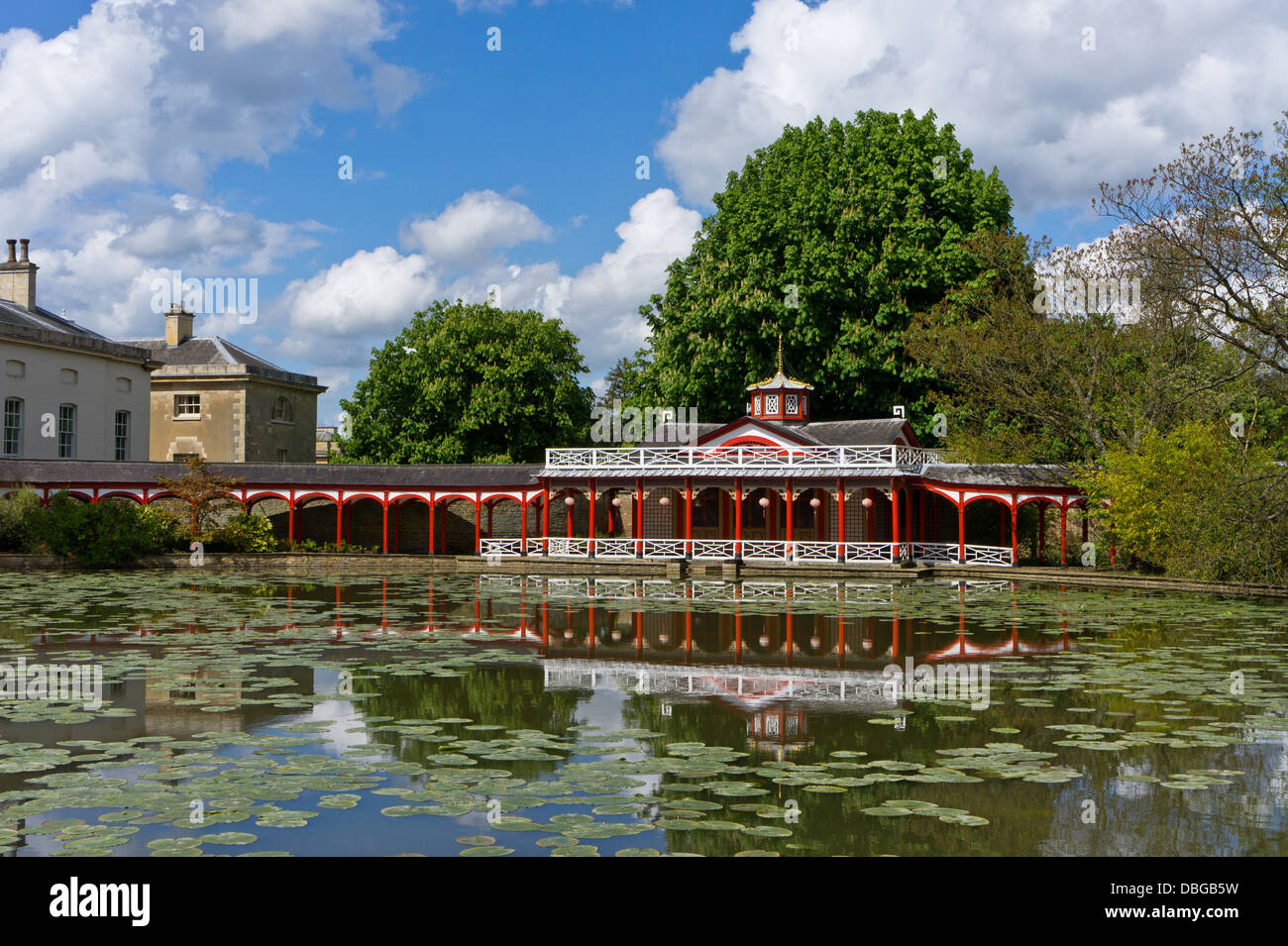 Une vue panoramique sur le lac jusqu'à la laiterie chinoise à Woburn Abbey Gardens, Bedfordshire, Royaume-Uni Banque D'Images