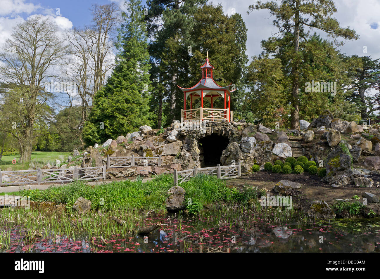 Dans le parc de Woburn Abbey, une grande rocaille couronnée par une pagode de style chinois Banque D'Images