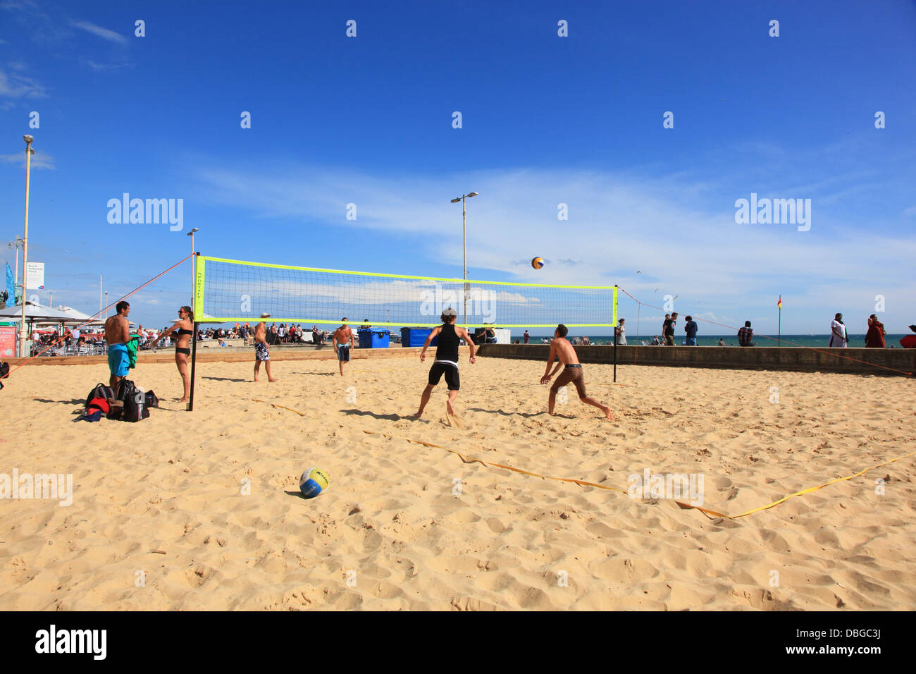 Les gens jouer au volley sur la plage de Brighton Banque D'Images