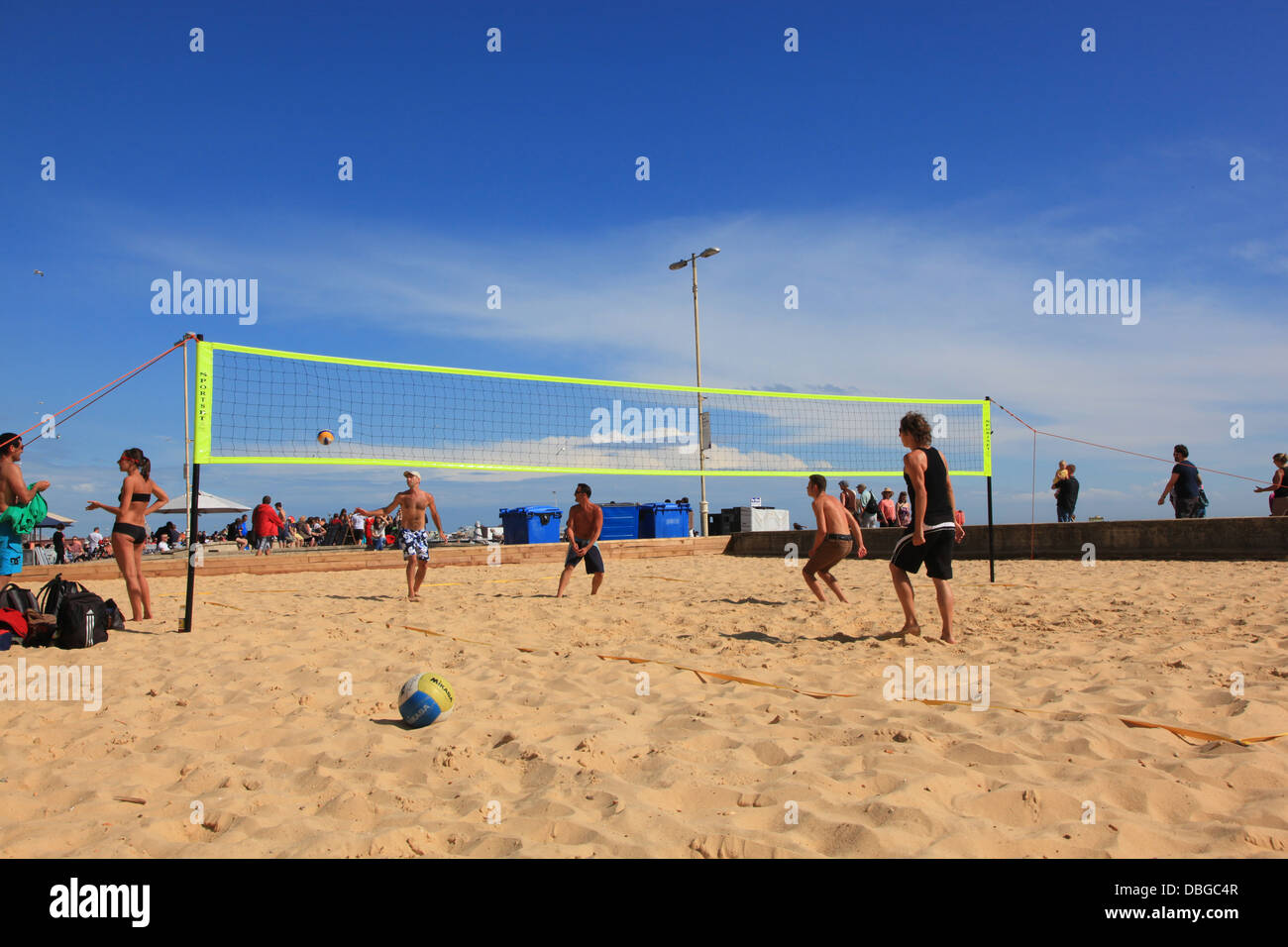 Les gens jouer au volley sur la plage de Brighton Banque D'Images