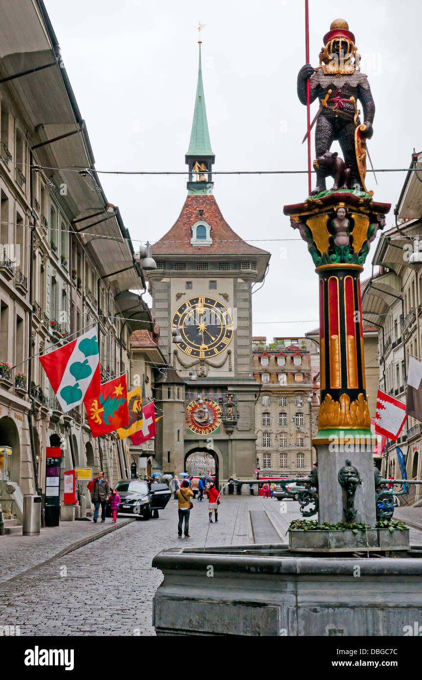 Fontaine avec la sculpture et la Tour de l'horloge, l'horloge à jour de pluie, Berne, Suisse, Europe. Banque D'Images