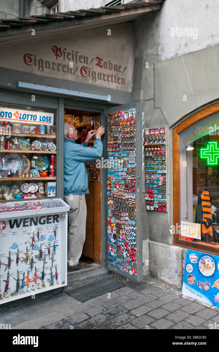 Le vendeur de kiosque de souvenirs mises debout, Berne, Suisse, Europe Banque D'Images