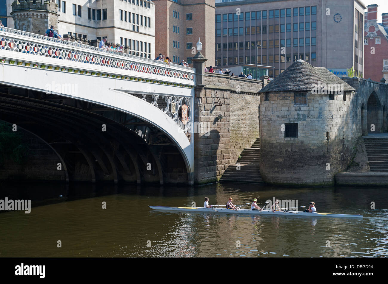 Barker, tour sur le côté ouest de Lendal Bridge, York, Royaume-Uni, avec des rameurs sur la rivière Ouse Banque D'Images