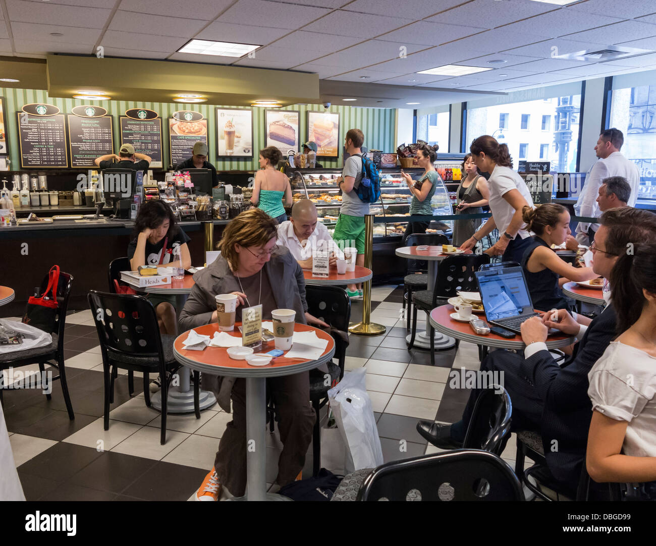 À l'intérieur de l'entreprise Starbucks coffee shop, New York City, USA Banque D'Images