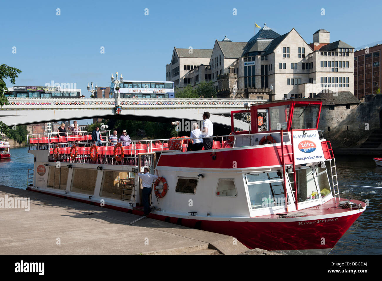 Une embarcation de plaisance sur la rivière Ouse au nord de Lendal Bridge, York, UK Banque D'Images