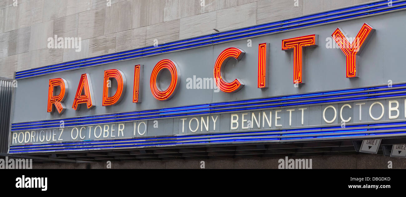 Avant de Radio City, New York City, USA montrant le célèbre logo et inscription close up Banque D'Images