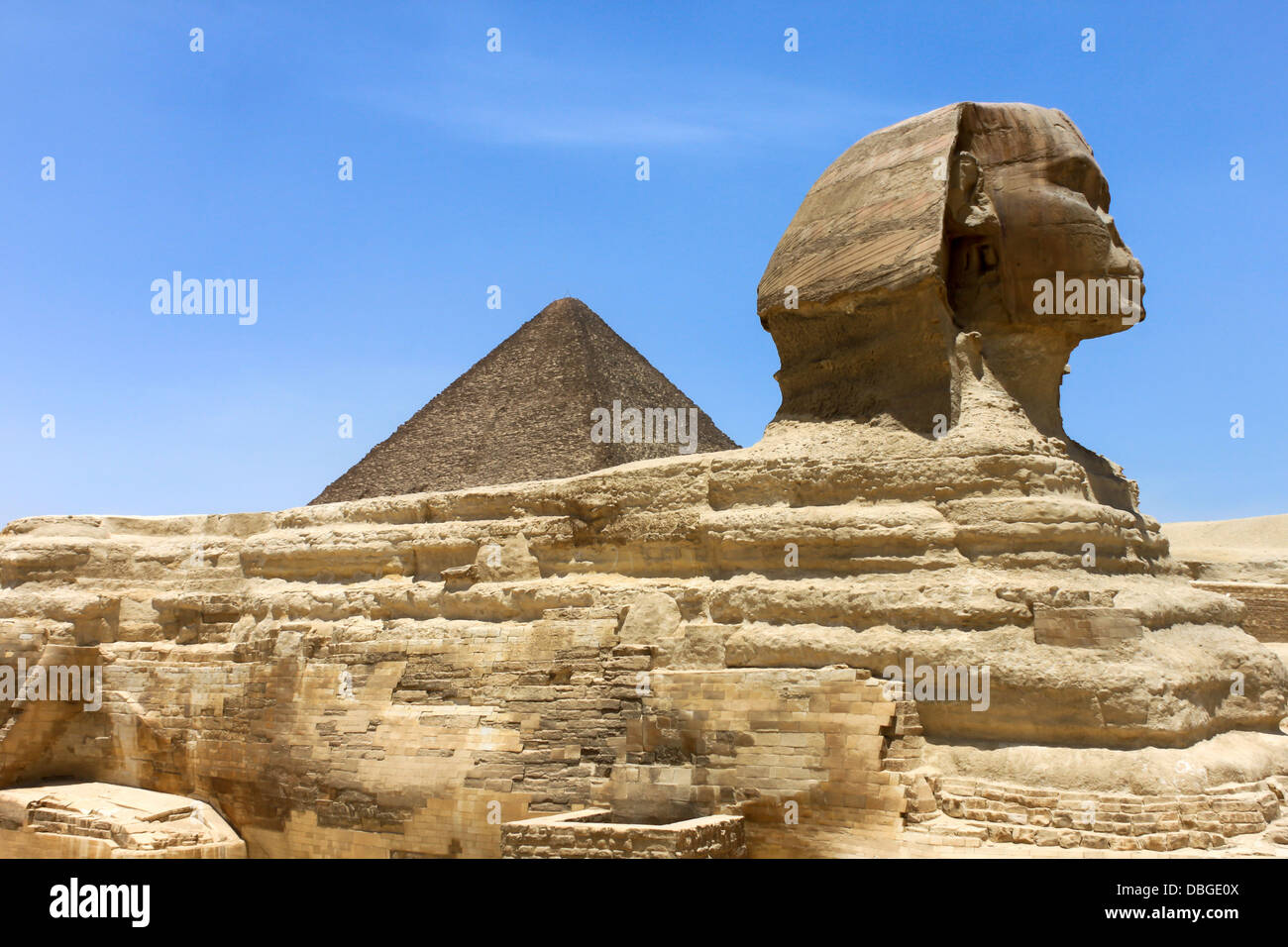 Une photographie du Sphinx en Egypte avec une pyramide à l'arrière-plan Banque D'Images